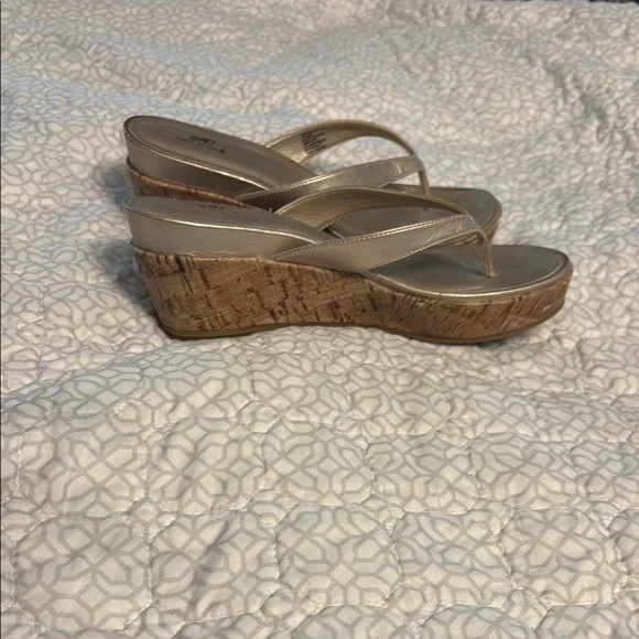 SO Silver Wedge Sandals with Metallic Finish - Picture 5 of 6